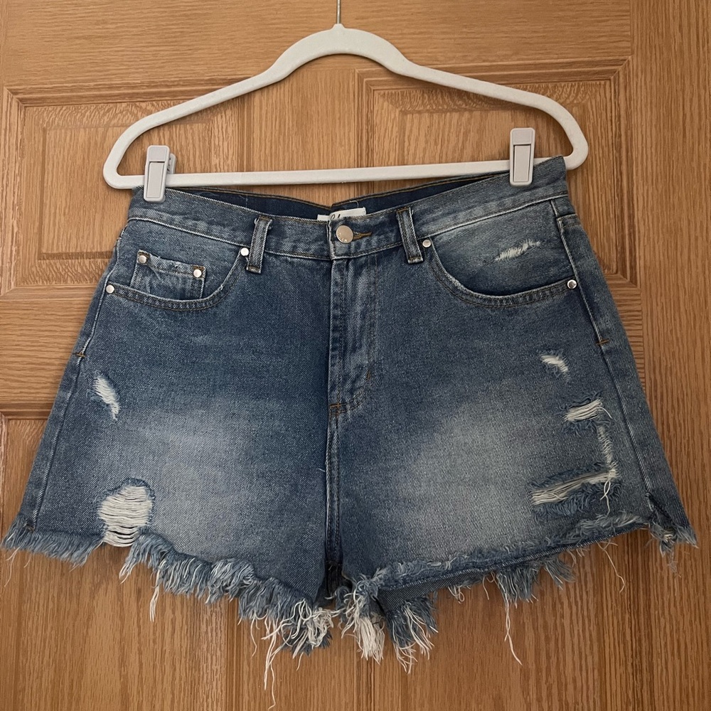 JE3102 - Joyce Shorts - L
Elan: Wovens
From Everything But Water